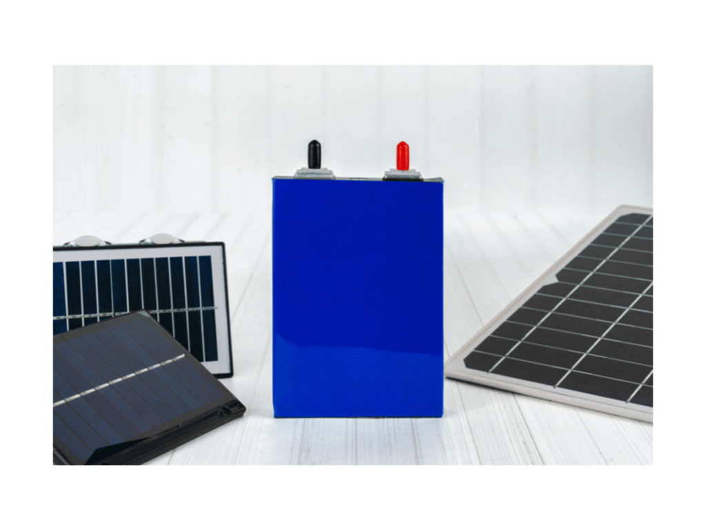 Komponenty system fotowoltaicznego: niebieski magazyn energii (ogniwo) oraz panele sloneczne PV